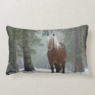 Coussin Rectangle Cheval Brown dans une forêt d'hiver avec chute de