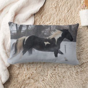 Coussin Rectangle Cheval courant à travers la neige