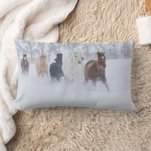 Coussin Rectangle Chevaux courant à travers la neige