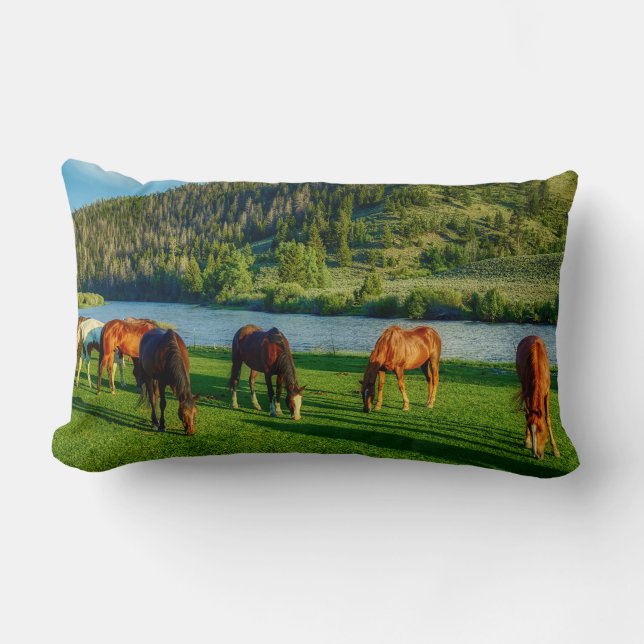 Coussin Rectangle Chevaux Pâturant Près D'Une Rivière Et D'Une Monta (Recto)