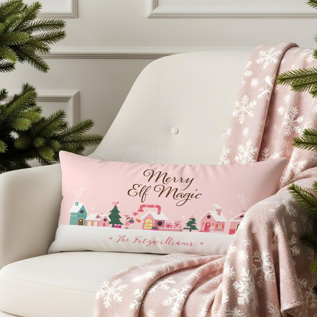 Coussin Rectangle Cozy Santa North Pole Pink Elf Workshop Village (Cozy Santa North Pole Pink Elf Workshop Village Lumbar Pillow)