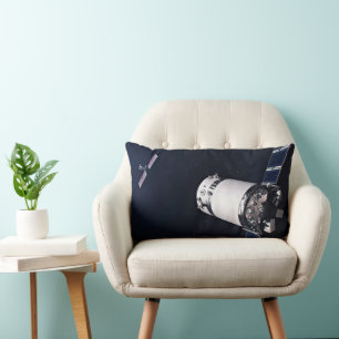 Coussin Rectangle Dragon Xl Spacecraft S'Approche D'Une Passerelle L