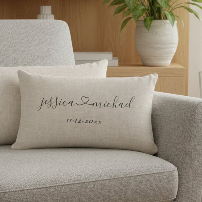 Coussin Rectangle Écriture Cursive Rustique Noms de Coeur Date de Ma (Romantic newlyweds names and wedding date lumbar pillow.)