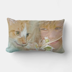 Coussin Rectangle fille et chat avec des pâquerettes