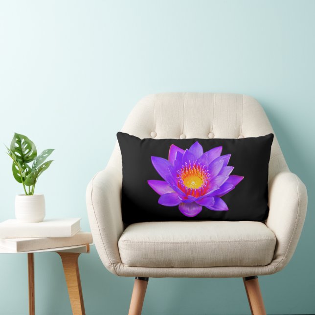 Coussin Rectangle Fleur de lotus violette sur fond noir (Chaise)