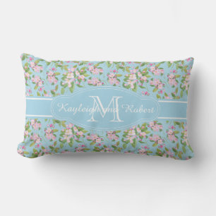 Coussin Rectangle Fleur de pomme rose Monogramme sur Motif bleu