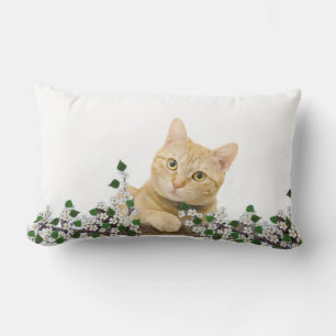 Coussin Rectangle Fleurs blanches et chat tigré roux sur fond blanc