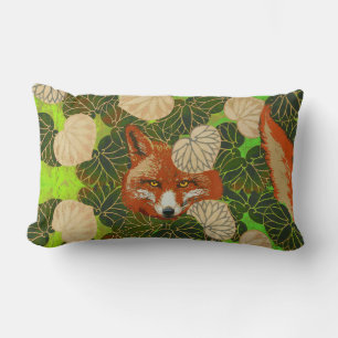 COUSSIN RECTANGLE FOX ROUGE PARMI LES FEUILLES VERTS ET LE FOLIAGE