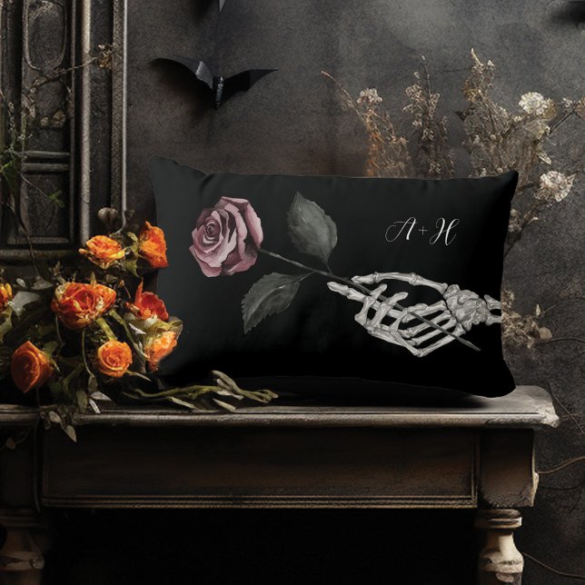 Coussin Rectangle Gothique Halloween Mariage noir squelette Rose mai (Gothic Halloween Black Wedding Skeleton Hand Rose Lumbar Pillow)