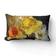 Groupe de trois personnes de jonquille