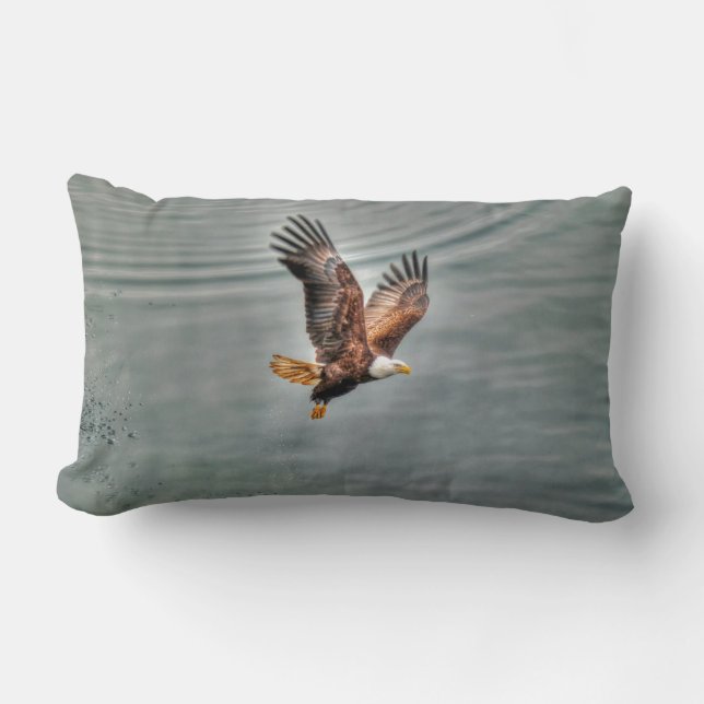 Coussin Rectangle L'aigle à tête blanche américain survole l'océan (Recto)