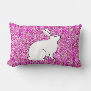 Coussin Rectangle Lapin sur un lit de fleurs de printemps