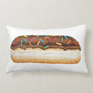 Coussin Rectangle Le long beignet de John de chocolat avec arrose le