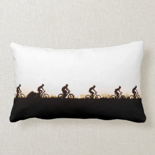 Coussin Rectangle Les Vélos De Montagne Font Leur Chemin Sur Le Barr