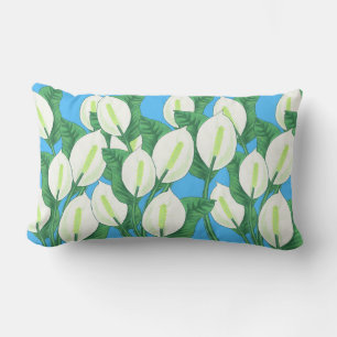 Coussin Rectangle Lys blancs sur arrière - plan bleu pâle