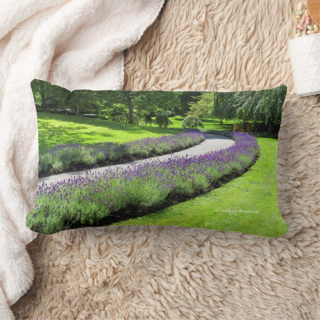 Coussin Rectangle Merveilleuse promenade de jardin bordée de lavande (Couverture)