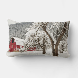 Coussin Rectangle Neige fraîche sur la grange rouge