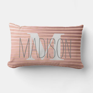 Coussin Rectangle Nom du monogramme rayé rose pâle personnalisé