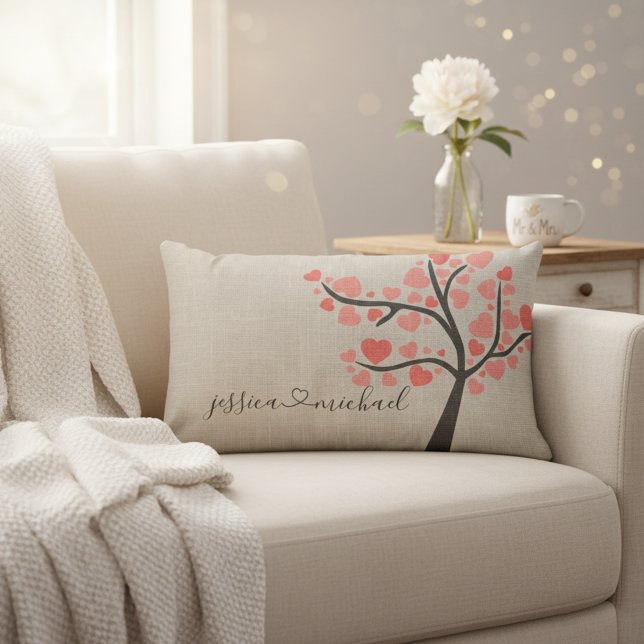 Coussin Rectangle Noms de couple d'arbre d'amour romantique rustique (❤️Celebrate love with this beautiful rustic pillow for newlyweds.)
