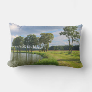 Coussin Rectangle Paysage rural avec arbres, eau et ciel nuageux