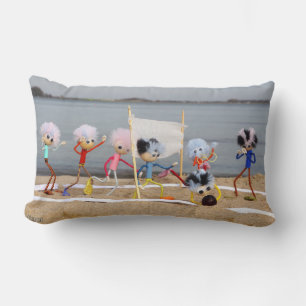 Coussin Rectangle Personnages Fubby sportifs qui jouent sur la plage