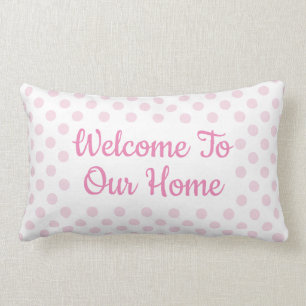 Coussin Rectangle Point de polka blanc et rose "accueil à notre"