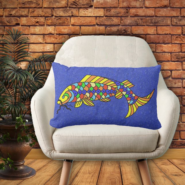 Coussin Rectangle Poisson Pop Art Abstrait Gras Lumineux (Brightly coloured fish with scales in multiple colours on deep vibrant blue home decor pillow.)