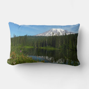 Coussin Rectangle Reflet du lac du mont Rainier avec des fleurs sauv