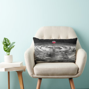 Coussin Rectangle rose rouge dans la gouttelette d'eau