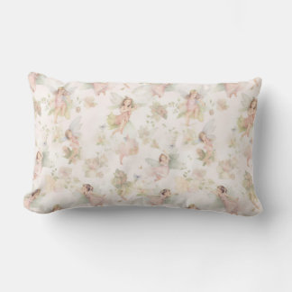 Coussin Rectangle sur un champ de fleurs papillon fille dans une cou