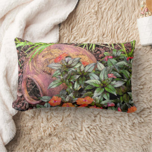COUSSIN RECTANGLE "TERRA COTTA VASE SUR SON CÔTÉ DANS LE JARDIN"