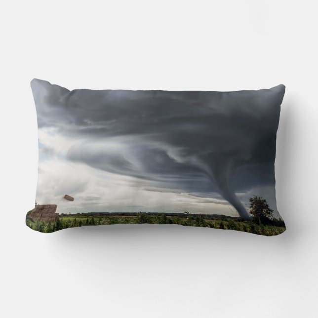 Coussin Rectangle Tornade orageuse levant des balles de foin (Recto)