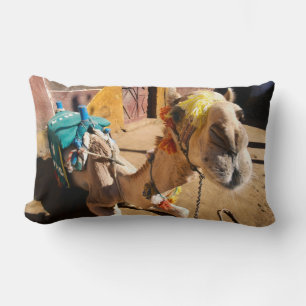Coussin Rectangle Un chameau amical attend son prochain cavalier, Le