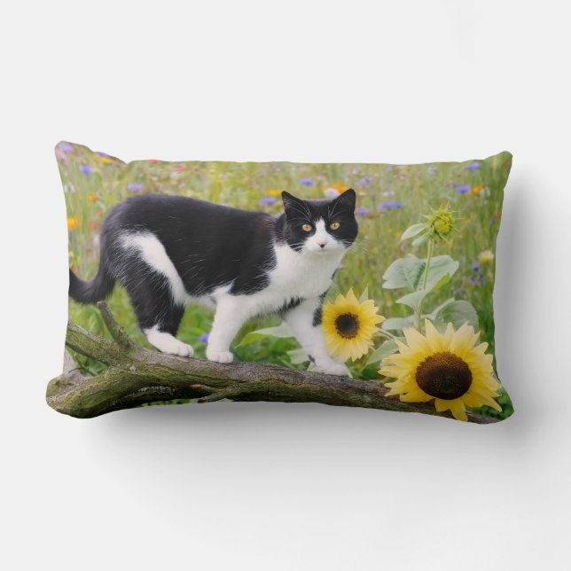 Coussin Rectangle Un mignon chat tuxedo sur une branche d'arbre avec (Recto)