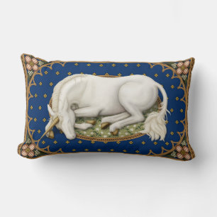 Coussin Rectangle Unicorne dormant sur un bleu profond floral