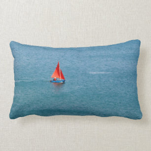 Coussin Rectangle Voilier bleu avec la voile rouge chez Coverack les
