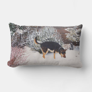 Coussin Rectangle Winter snow scene with cute black and tan dog