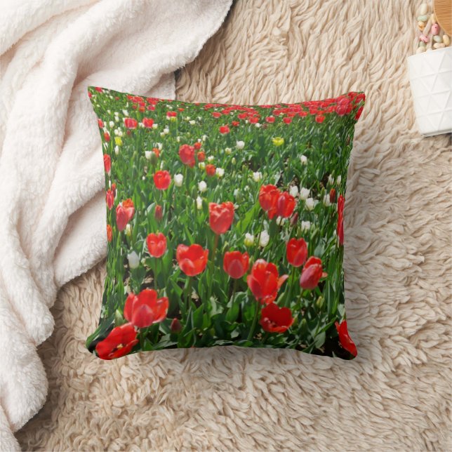 Coussin Red Tulip Flower Field Nature Photographie (Couverture)