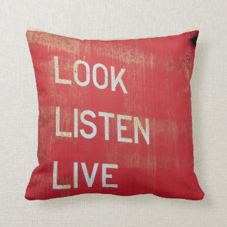 Coussin Regardez. Écoutez. Vivez. Carreau