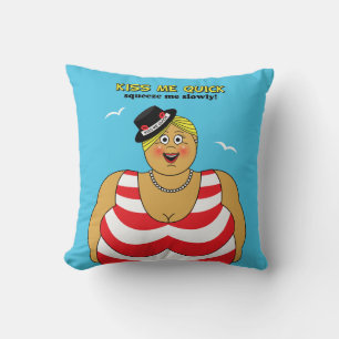 Coussin Retro British Seaside Kiss Me Quick Lady