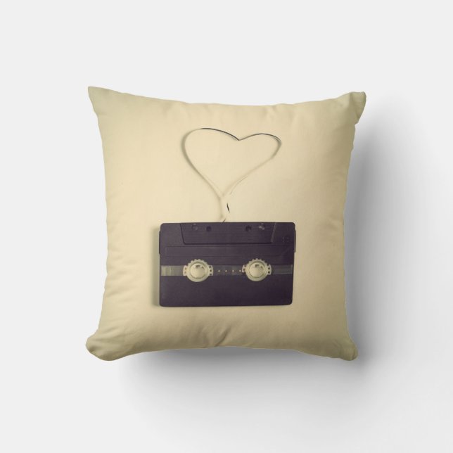 Coussin Retro off white cassette motif amour de la personn (Recto)