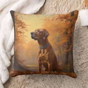 Coussin Rhodesian Ridgeback dans les feuilles d'automne to