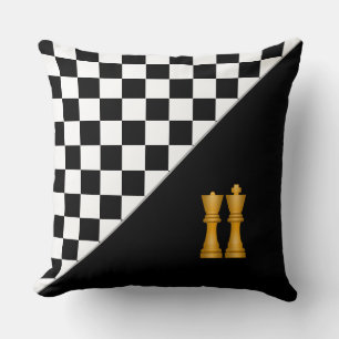 Coussin Roi et Reine sur un jeu d'échecs noir et blanc élé