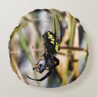 Coussin rond noir et jaune d'araignée de jardin