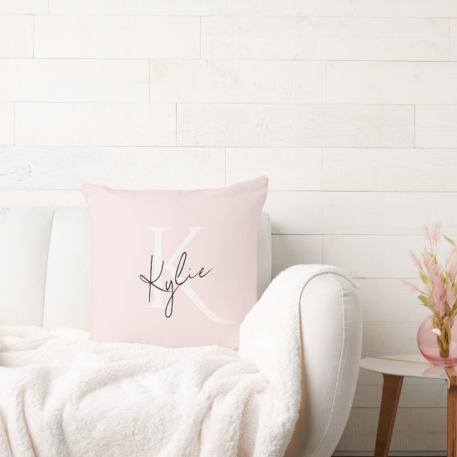 Coussin Rose Blush moderne Nom du monogramme personnalisé  (Canapé)