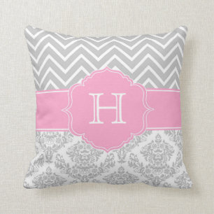 Coussin rose de monogramme de Chevron et de
