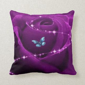 Coussin rose de pourpre et papillon de bleu