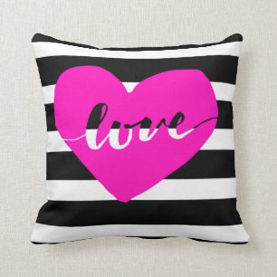 Coussin rose lumineux d'amour de coeur avec les