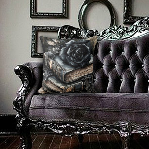 Coussin Rose noire gothique sur pile de livres