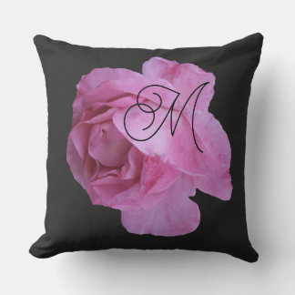 Coussin Rose personnalisable rose M monogramme noir person